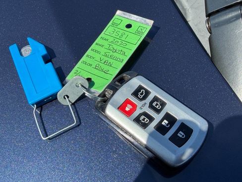 Used 2020 Toyota Sienna XLE image 47