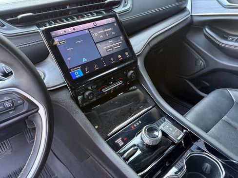 Used 2023 Jeep Grand Cherokee Limited image 13