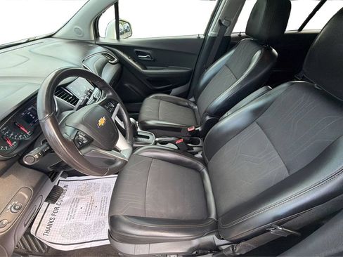Used 2020 Chevrolet Trax LT w/ LT Convenience Package FWD image 9