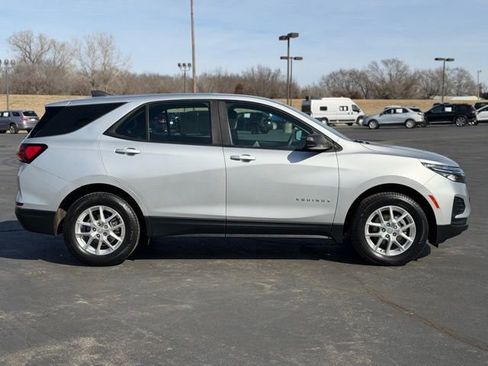 Used 2022 Chevrolet Equinox LS AWD/4WD image 8