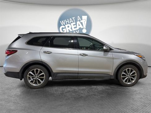 Used 2017 Hyundai Santa Fe SE image 2