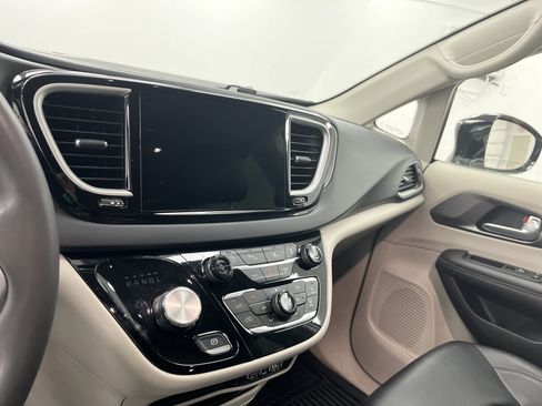Used 2024 Chrysler Pacifica Touring-L FWD image 11