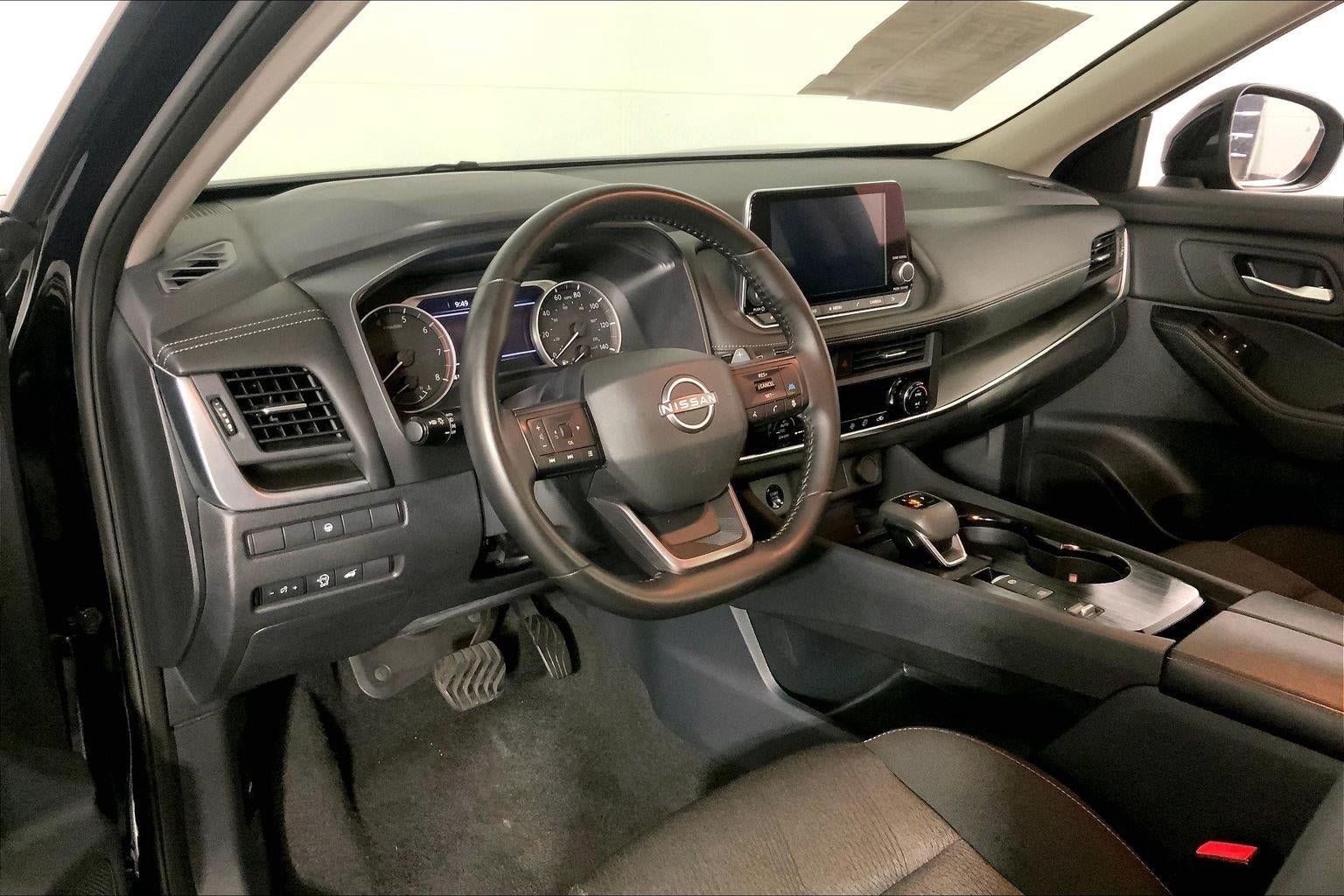 Used 2025 Nissan Rogue SV FWD image 14