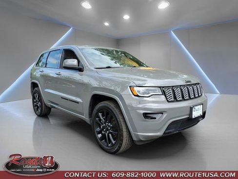Used 2022 Jeep Grand Cherokee Laredo X AWD/4WD image 1
