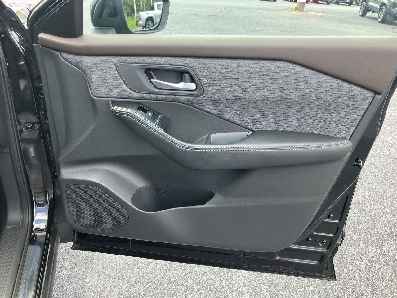 Used 2022 Nissan Rogue SV FWD image 31