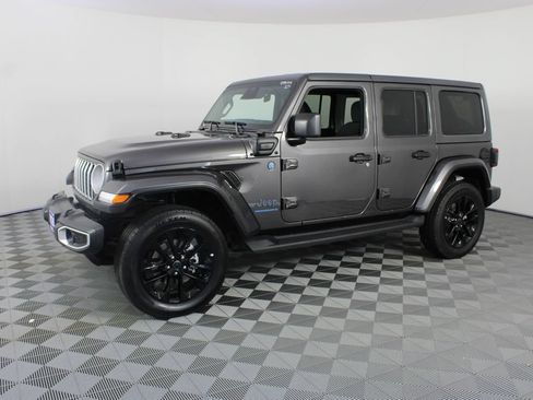 Used 2025 Jeep Wrangler Unlimited Sahara AWD/4WD image 2