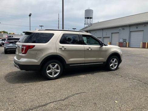 Used 2017 Ford Explorer XLT w/ Equipment Group 202A AWD/4WD image 5