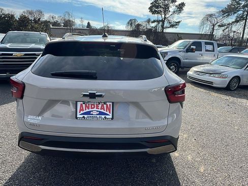 New 2026 Chevrolet Trax ACTIV w/ Sunroof Package FWD image 6