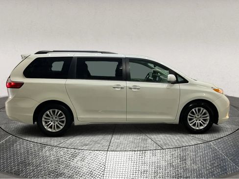 Used 2017 Toyota Sienna XLE image 8