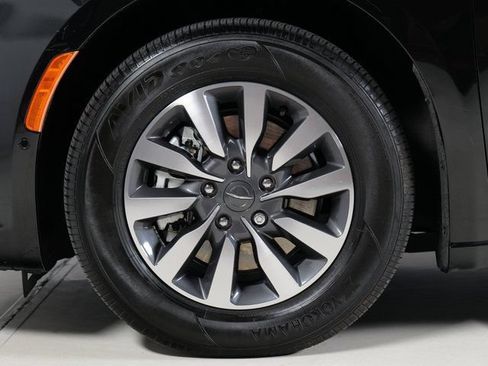 Used 2023 Chrysler Pacifica Limited FWD image 34