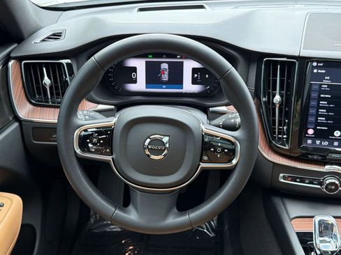 Certified 2024 Volvo XC60 B5 Ultimate w/ Protection Package Premier AWD/4WD image 17
