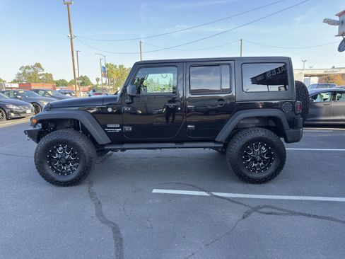 Used 2018 Jeep Wrangler Unlimited Sport w/ Mopar Black Appearance Group AWD/4WD image 6