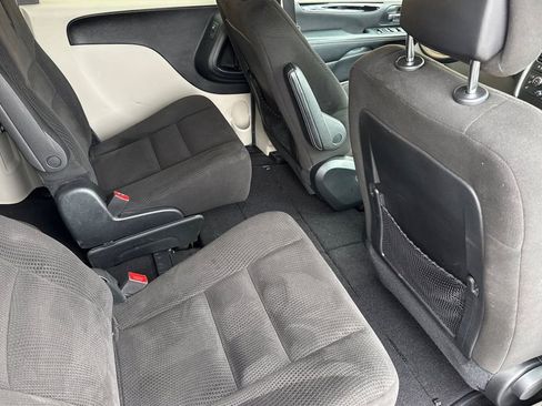 Used 2016 Dodge Grand Caravan SE image 23