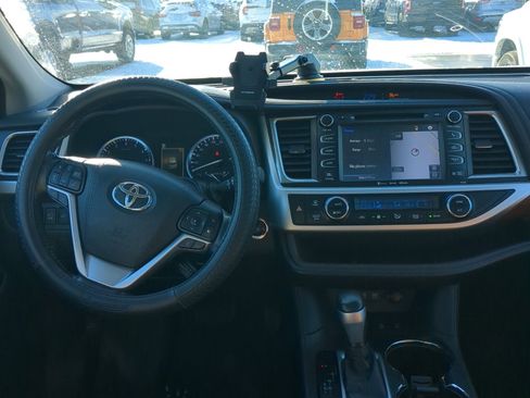 Used 2017 Toyota Highlander Limited image 9
