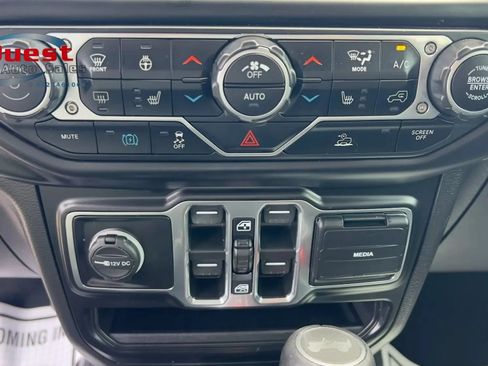 Used 2022 Jeep Wrangler Unlimited Sahara w/ Cold Weather Group AWD/4WD image 38