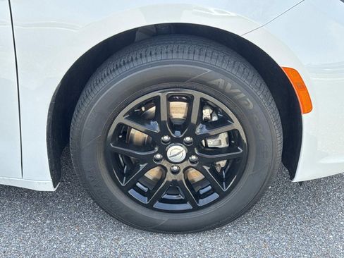 Used 2024 Chrysler Pacifica Touring-L image 4