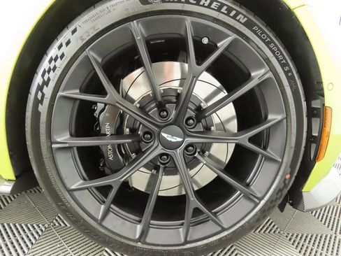 Used 2025 Aston Martin V8 Vantage Coupe image 28