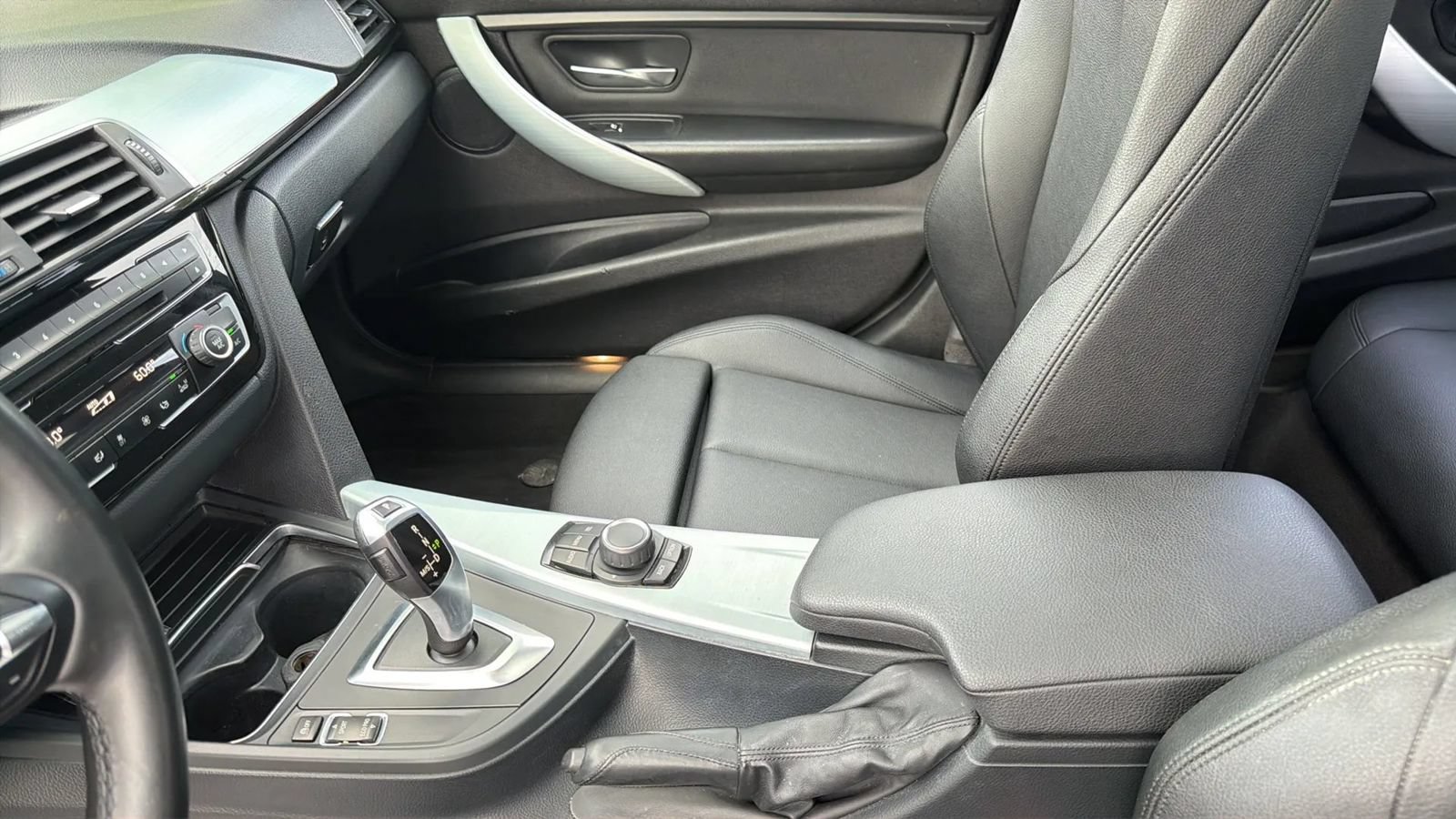 Used 2016 BMW 320i Sedan RWD image 17