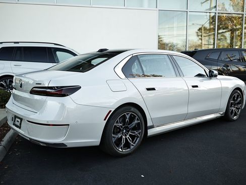 Used 2025 BMW i7 eDrive50 w/ Premium Package image 7