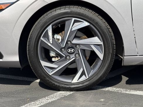 Used 2025 Hyundai Elantra Limited FWD image 15