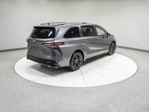 Used 2021 Toyota Sienna XSE FWD image 33