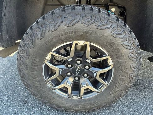 Used 2025 Chevrolet Colorado ZR2 w/ Technology Package image 23