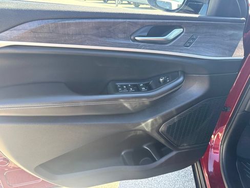 Used 2023 Jeep Grand Cherokee L Limited w/ Luxury Tech Group II AWD/4WD image 13