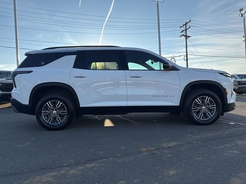 Used 2026 Chevrolet Traverse LT w/ Driver Confidence Package FWD image 6