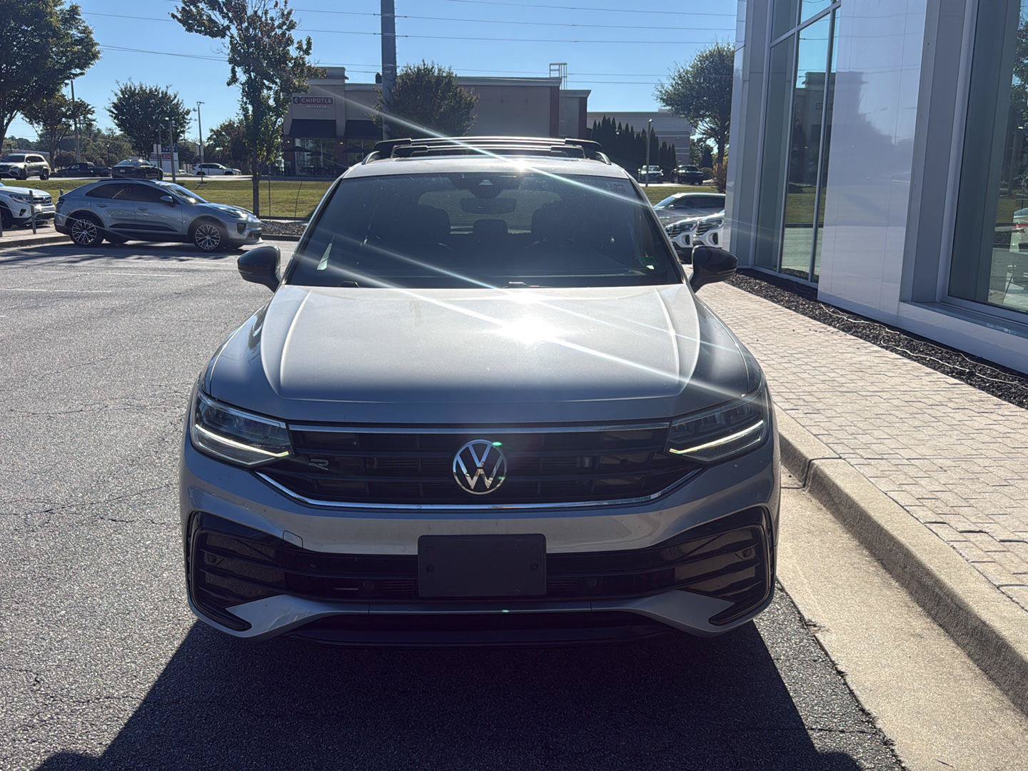 Used 2023 Volkswagen Tiguan SE R-Line FWD image 3