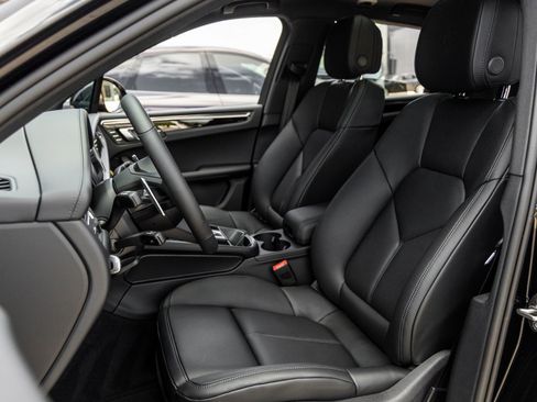Certified 2026 Porsche Macan AWD/4WD image 5