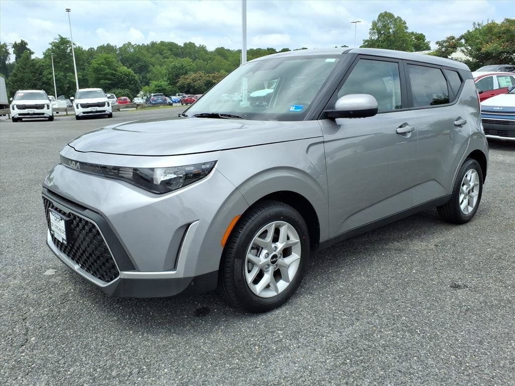 Used 2025 Kia Soul LX w/ LX Technology Package FWD image 7