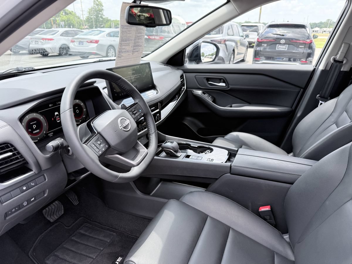 Used 2025 Nissan Rogue SL w/ SL Premium Package FWD image 9