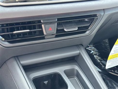 New 2025 Volkswagen Tiguan SE image 25