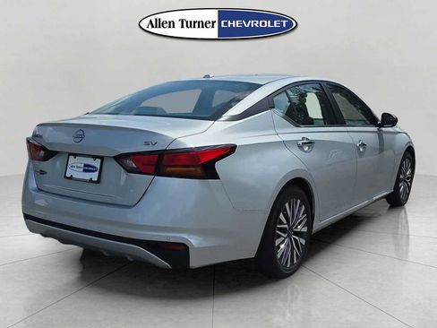 Used 2024 Nissan Altima 2.5 SV FWD image 4