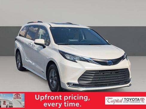 Used 2021 Toyota Sienna XLE FWD image 2
