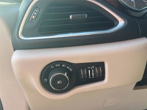 Used 2017 Chrysler Pacifica Limited image 31