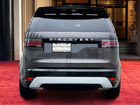 Used 2024 Land Rover Discovery Metropolitan Edition image 3