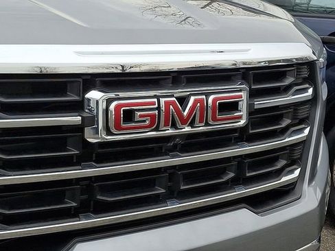 Used 2024 GMC Acadia Elevation image 9