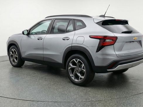 Used 2025 Chevrolet Trax LT FWD image 6