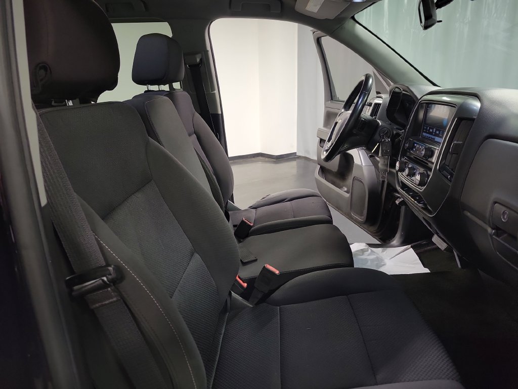 Used 2018 Chevrolet Silverado 1500 LT w/ Midnight Edition AWD/4WD image 31