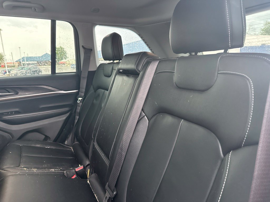 Used 2023 Jeep Grand Cherokee Limited w/ Black Appearance Package AWD/4WD image 18