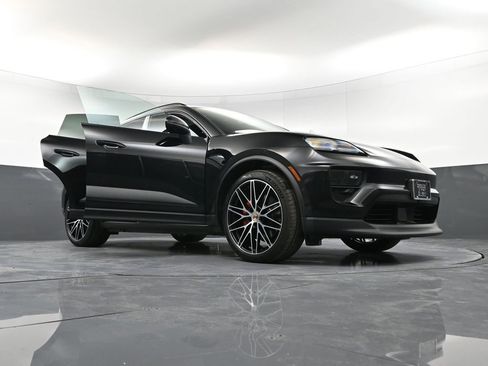 Certified 2025 Porsche Macan 4S Electric image 38