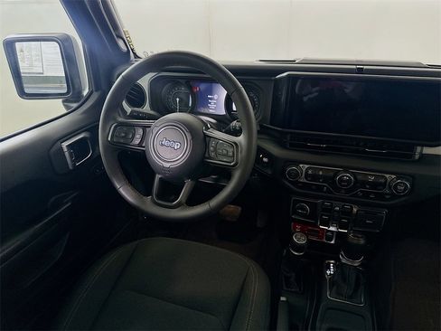 Used 2024 Jeep Wrangler Unlimited image 17