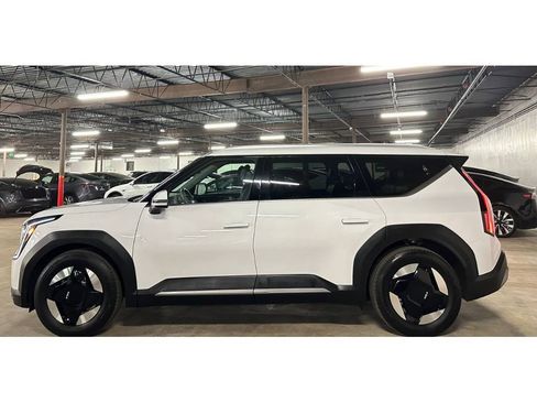 Used 2025 Kia EV9 Wind image 9