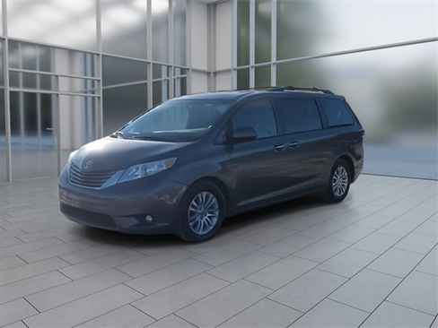 Used 2015 Toyota Sienna L image 4