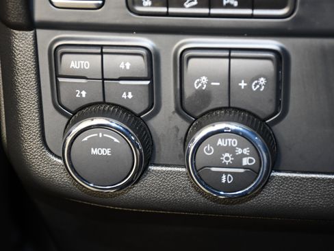 Used 2025 Chevrolet Suburban Z71 image 36