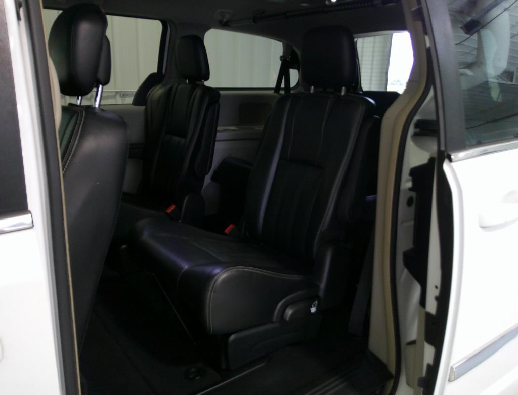 Used 2014 Chrysler Town & Country Touring FWD image 34