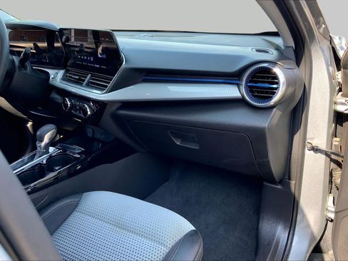 Used 2025 Chevrolet Trax LT FWD image 19