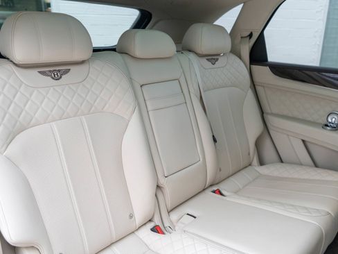 Used 2017 Bentley Bentayga image 40