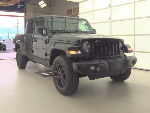 Used 2022 Jeep Gladiator Sport image 3